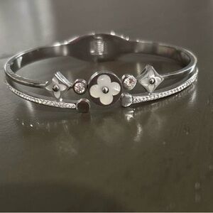 Chic Silver and White Floral Bracelet